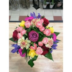 Bouquet rond varié de fleurs rose