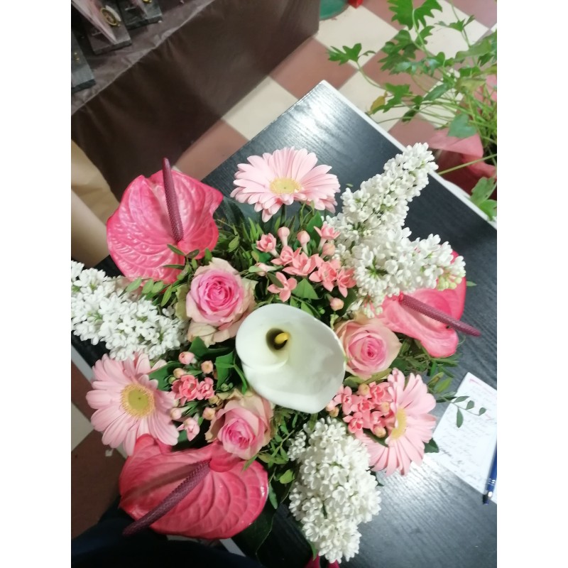 Bouquet rond varié de fleurs rose et blanche